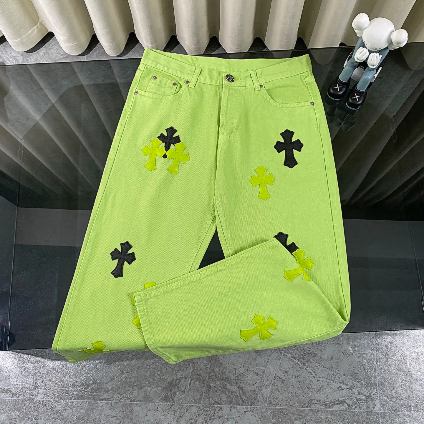 P250 chrome hearts 2025 two-color cross patch leather apple green jeans vi Top heavy industry fashionable design] Consistent high street luxury style creation. Speaking of this style, the Zangyin family and GU family are definitely the leading representative brands. Especially the Zangyin family has really achieved a state-of-the-art effect in creating high street style. The unique washed material is used to create this style. The color system is quite eye-catching. After it is decorated with patchwork cross flowers, it cleverly highlights the charm of the brand. Secondly, this style uses classic The classic high-waist cutting design highlights the long legs and fashionable temperament of the upper body. The brand is highly recognizable and the slim fit configuration is more suitable for daily wear. It is a product that interprets personality, fashion, and specifications at a glance. This single product is enough to make any fan excited. It can be a white T-shirt for youthful preppy style, or a tight suspender for lady style. It has strong matching ability and can be easily controlled by men.  [Materials and craftsmanship] Needless to say, this point goes without saying. As an excellent craftsman brand, Zangyin’s requirements for details and craftsmanship are really perfect. The washed color of this model has gone through so many processes, not to mention the embellishment of denim appliques. It is also purely hand-made and sewn. Just like what they believe in, only hand-made things have soul and have the meaning of wear. A top-notch heavy-duty fashionable denim item, I look forward to your perfect interpretation! !  Size:28-36